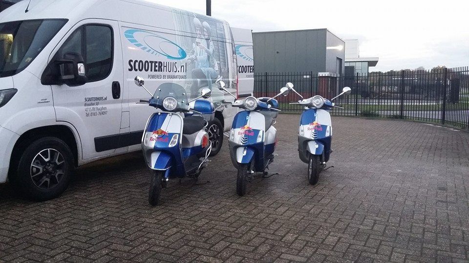 Vespa Primavera Red Bull Scooterhuis.nl